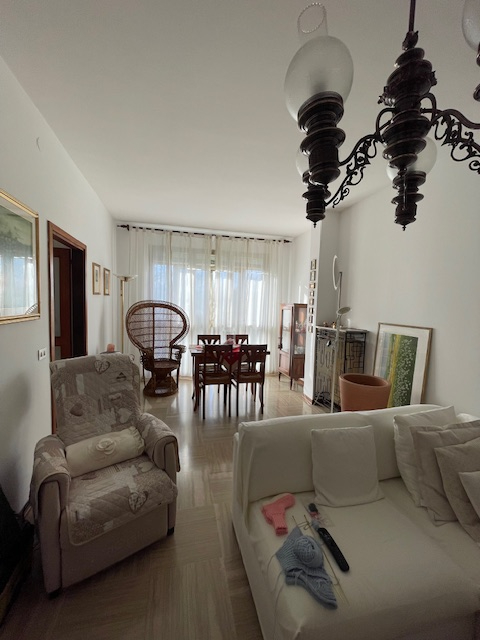 Padova-Sacro Cuore: Vendesi in piccolo contesto abitativo, ampio appartamento composto di: ingres...