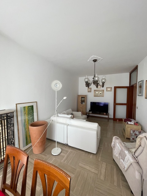 Padova-Sacro Cuore: Vendesi in piccolo contesto abitativo, ampio appartamento composto di: ingres...