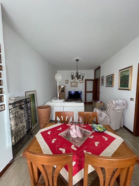 Padova-Sacro Cuore: Vendesi in piccolo contesto abitativo, ampio appartamento composto di: ingres...