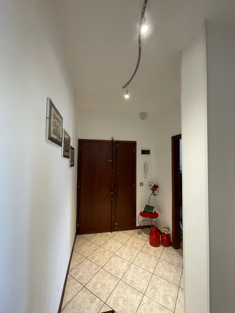 Padova-Sacro Cuore: Vendesi in piccolo contesto abitativo, ampio appartamento composto di: ingres...