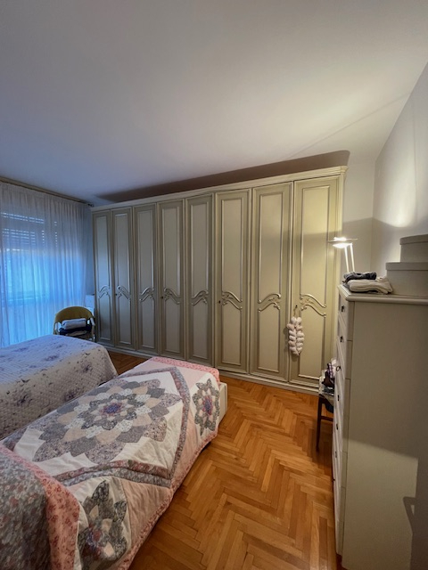 Padova-Sacro Cuore: Vendesi in piccolo contesto abitativo, ampio appartamento composto di: ingres...