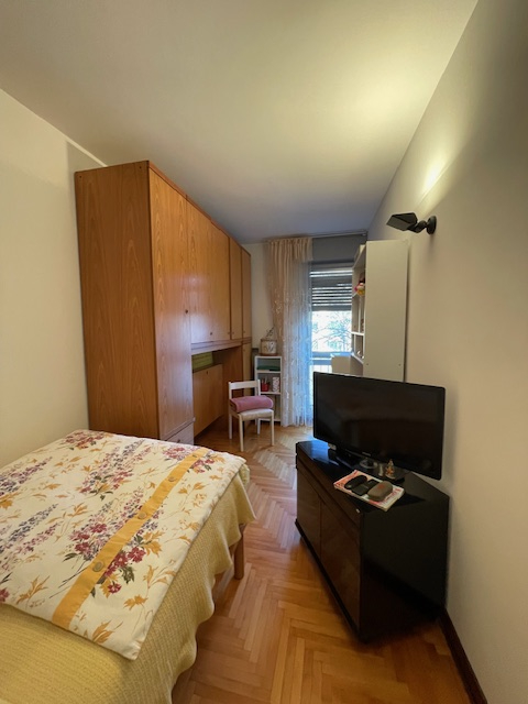 Padova-Sacro Cuore: Vendesi in piccolo contesto abitativo, ampio appartamento composto di: ingres...