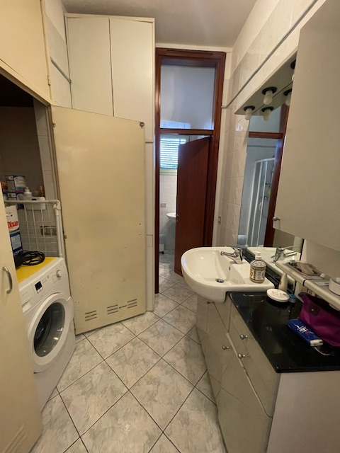 Padova-Sacro Cuore: Vendesi in piccolo contesto abitativo, ampio appartamento composto di: ingres...