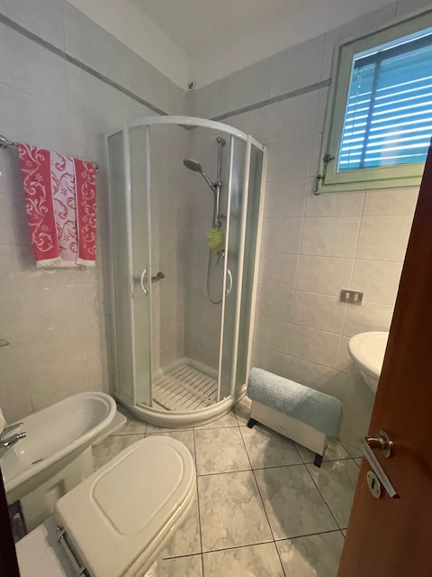 Padova-Sacro Cuore: Vendesi in piccolo contesto abitativo, ampio appartamento composto di: ingres...