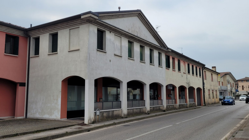 In pieno centro a Trevignano, proponiamo in vendita un accogliente appartamento trilocale di circ...