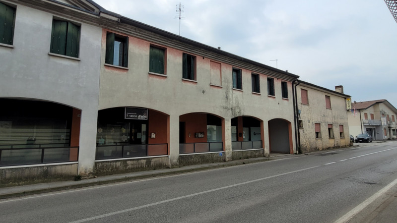 In pieno centro a Trevignano, proponiamo in vendita un accogliente appartamento trilocale di circ...