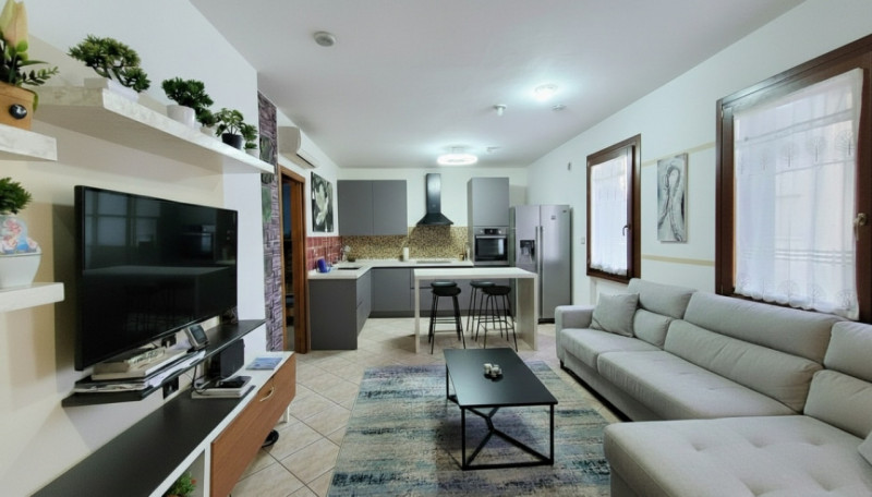 In pieno centro a Trevignano, proponiamo in vendita un accogliente appartamento trilocale di circ...