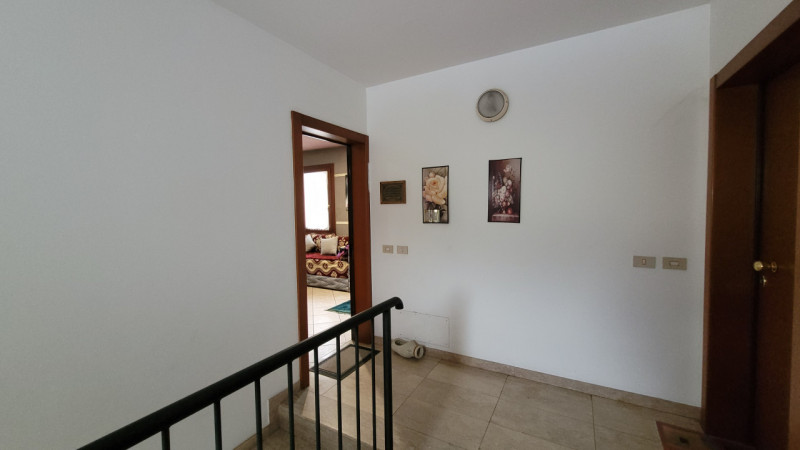 In pieno centro a Trevignano, proponiamo in vendita un accogliente appartamento trilocale di circ...