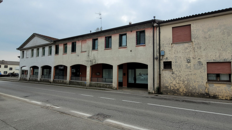 In pieno centro a Trevignano, proponiamo in vendita un accogliente appartamento trilocale di circ...