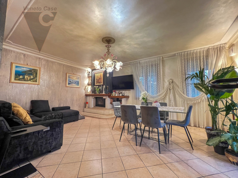 Nel cuore tranquillo di Cona proponiamo in vendita un villino di prestigio di circa 187 mq, una c...