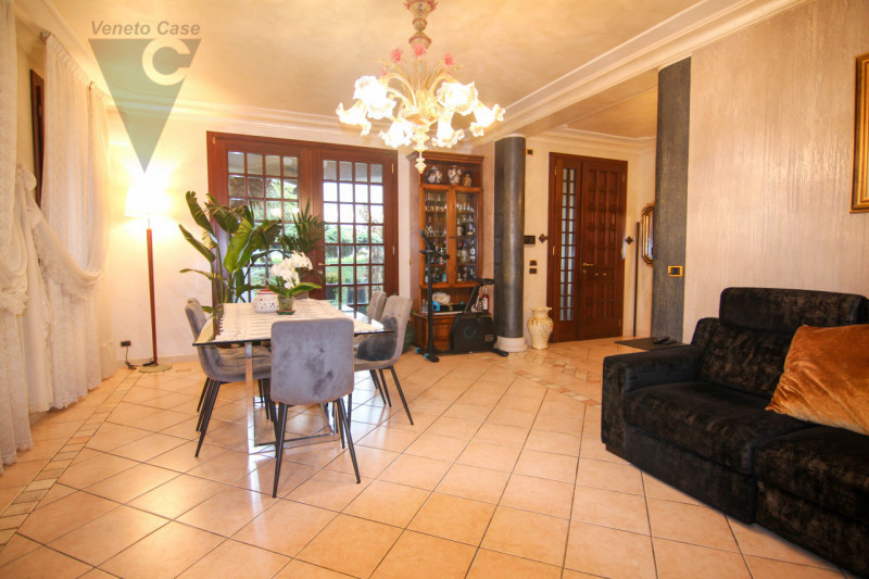 Nel cuore tranquillo di Cona proponiamo in vendita un villino di prestigio di circa 187 mq, una c...