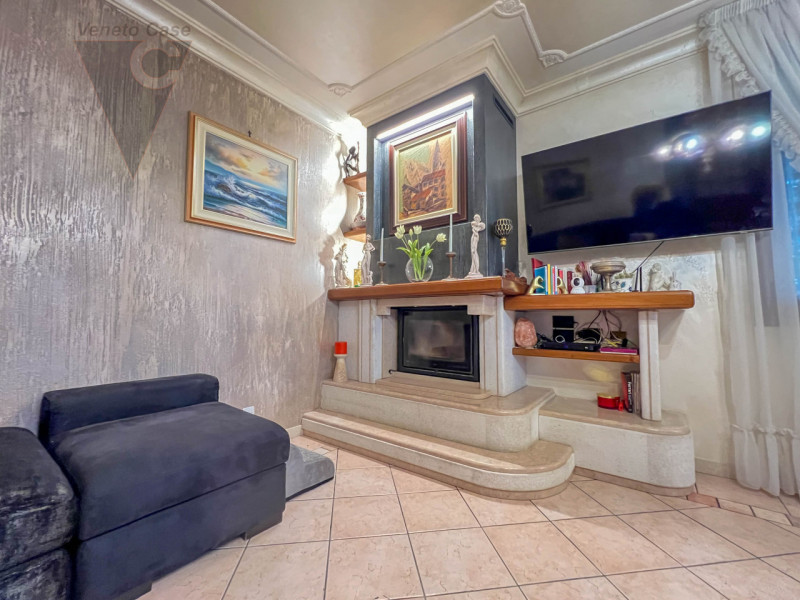 Nel cuore tranquillo di Cona proponiamo in vendita un villino di prestigio di circa 187 mq, una c...