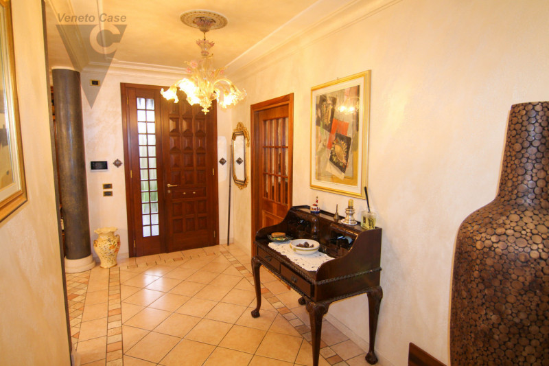 Nel cuore tranquillo di Cona proponiamo in vendita un villino di prestigio di circa 187 mq, una c...