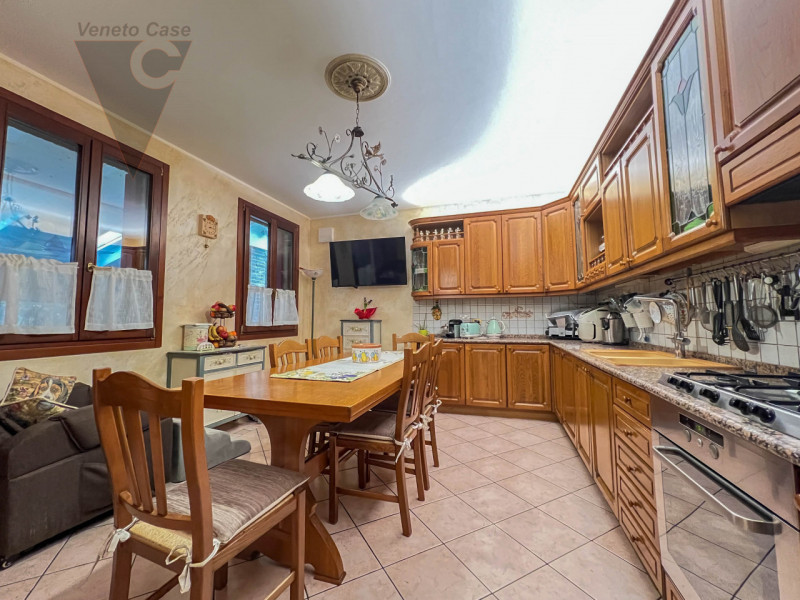 Nel cuore tranquillo di Cona proponiamo in vendita un villino di prestigio di circa 187 mq, una c...