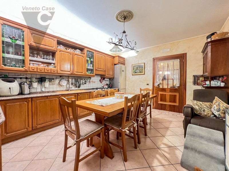 Nel cuore tranquillo di Cona proponiamo in vendita un villino di prestigio di circa 187 mq, una c...