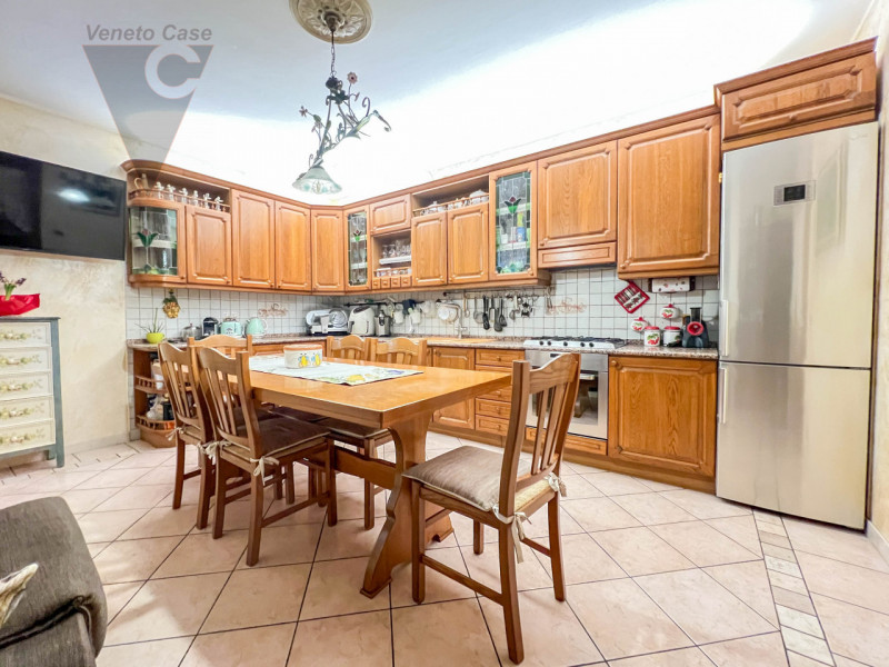 Nel cuore tranquillo di Cona proponiamo in vendita un villino di prestigio di circa 187 mq, una c...