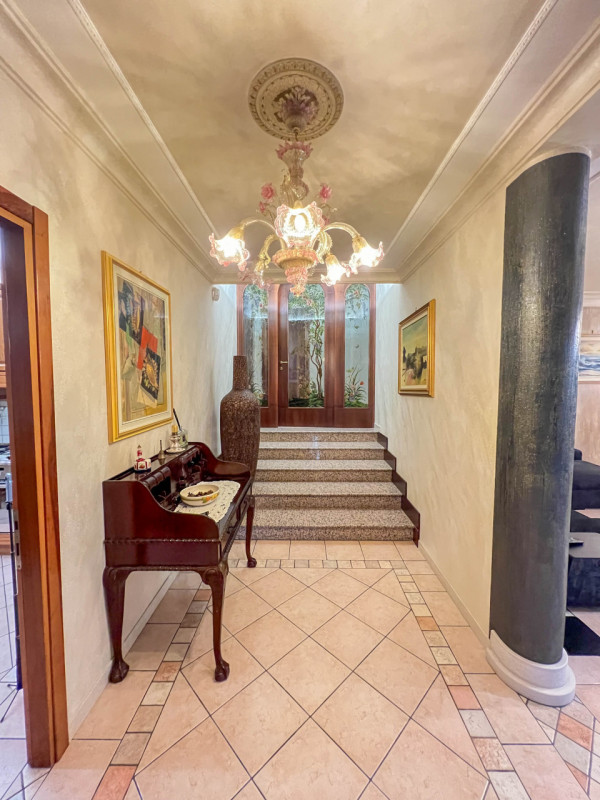 Nel cuore tranquillo di Cona proponiamo in vendita un villino di prestigio di circa 187 mq, una c...