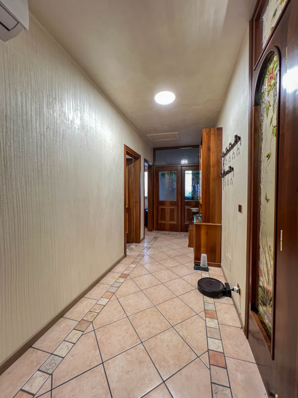 Nel cuore tranquillo di Cona proponiamo in vendita un villino di prestigio di circa 187 mq, una c...