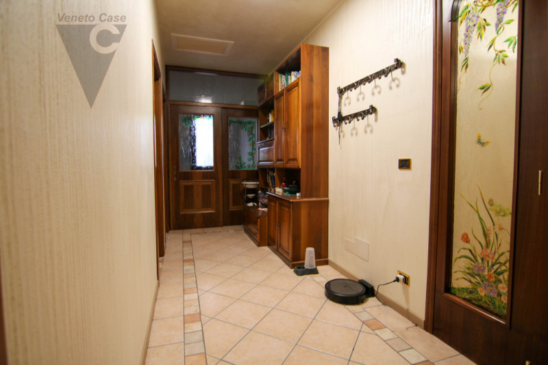 Nel cuore tranquillo di Cona proponiamo in vendita un villino di prestigio di circa 187 mq, una c...