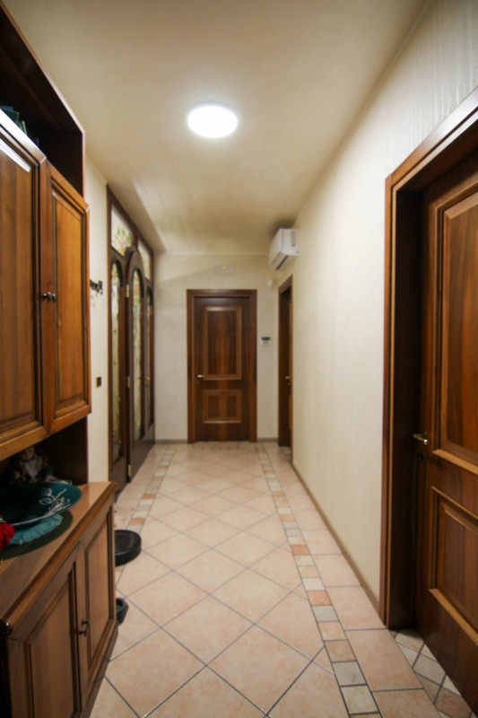 Nel cuore tranquillo di Cona proponiamo in vendita un villino di prestigio di circa 187 mq, una c...