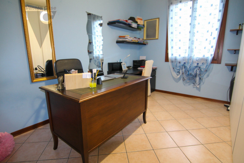 Nel cuore tranquillo di Cona proponiamo in vendita un villino di prestigio di circa 187 mq, una c...