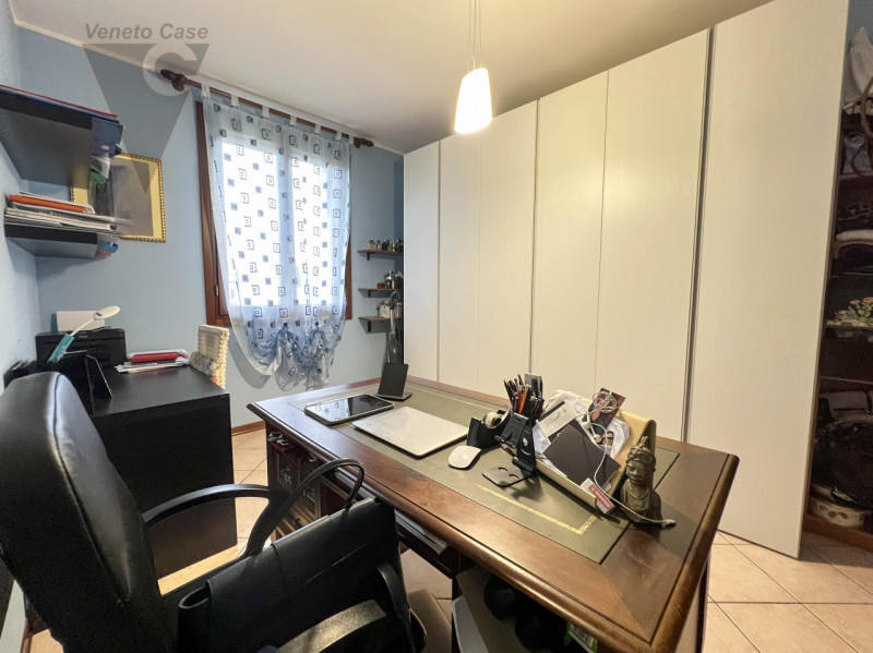 Nel cuore tranquillo di Cona proponiamo in vendita un villino di prestigio di circa 187 mq, una c...