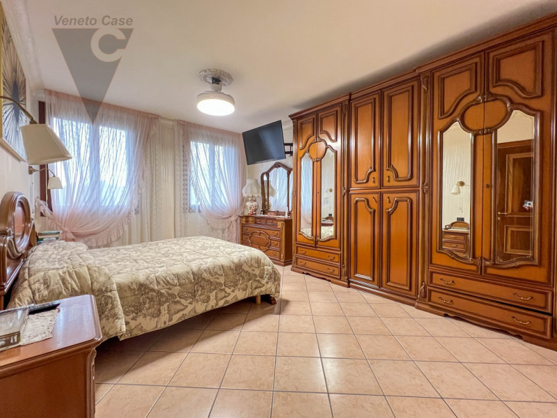 Nel cuore tranquillo di Cona proponiamo in vendita un villino di prestigio di circa 187 mq, una c...