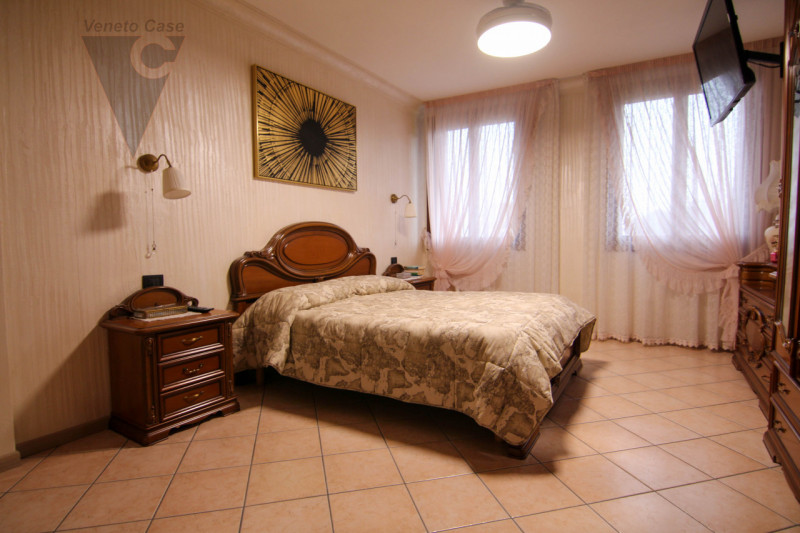 Nel cuore tranquillo di Cona proponiamo in vendita un villino di prestigio di circa 187 mq, una c...