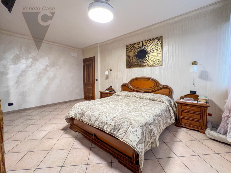 Nel cuore tranquillo di Cona proponiamo in vendita un villino di prestigio di circa 187 mq, una c...