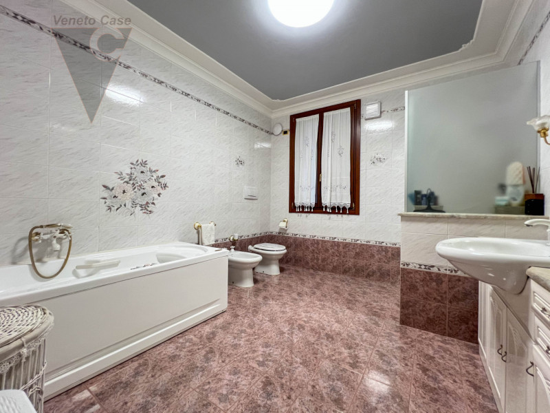 Nel cuore tranquillo di Cona proponiamo in vendita un villino di prestigio di circa 187 mq, una c...