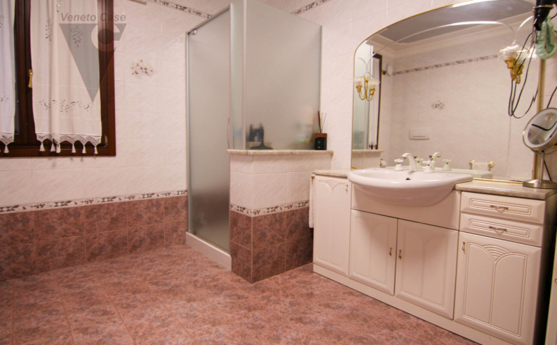 Nel cuore tranquillo di Cona proponiamo in vendita un villino di prestigio di circa 187 mq, una c...