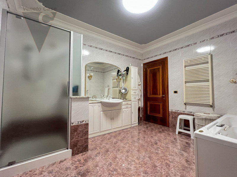 Nel cuore tranquillo di Cona proponiamo in vendita un villino di prestigio di circa 187 mq, una c...