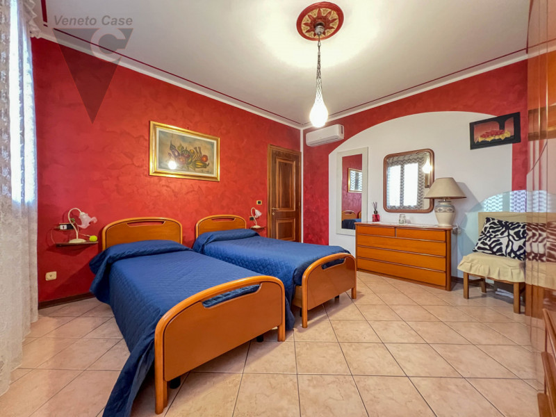 Nel cuore tranquillo di Cona proponiamo in vendita un villino di prestigio di circa 187 mq, una c...