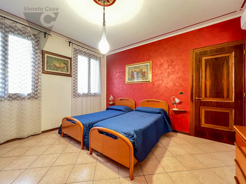 Nel cuore tranquillo di Cona proponiamo in vendita un villino di prestigio di circa 187 mq, una c...