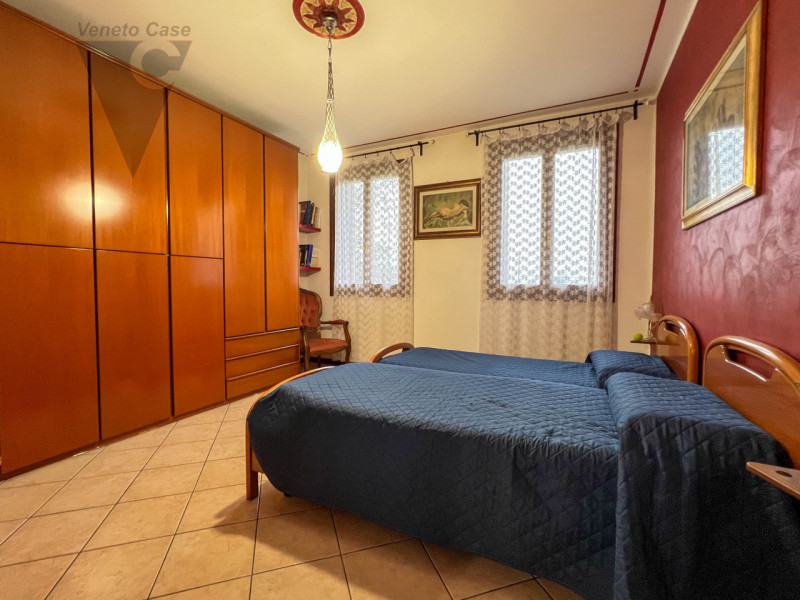 Nel cuore tranquillo di Cona proponiamo in vendita un villino di prestigio di circa 187 mq, una c...