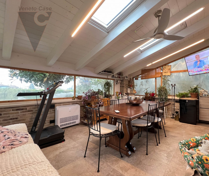 Nel cuore tranquillo di Cona proponiamo in vendita un villino di prestigio di circa 187 mq, una c...