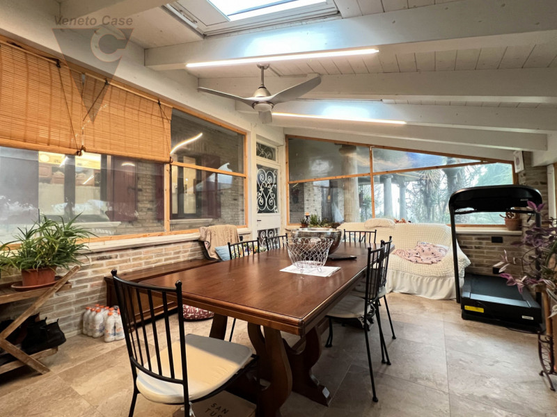 Nel cuore tranquillo di Cona proponiamo in vendita un villino di prestigio di circa 187 mq, una c...