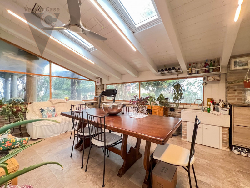 Nel cuore tranquillo di Cona proponiamo in vendita un villino di prestigio di circa 187 mq, una c...