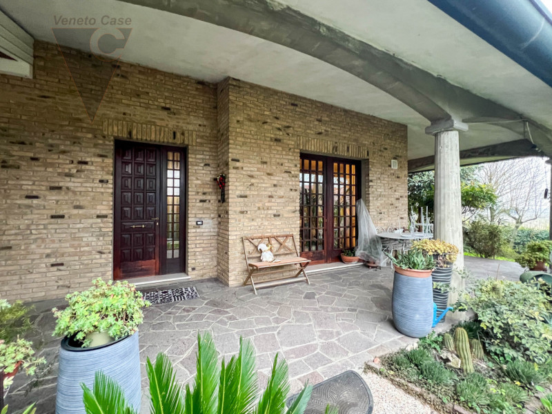 Nel cuore tranquillo di Cona proponiamo in vendita un villino di prestigio di circa 187 mq, una c...