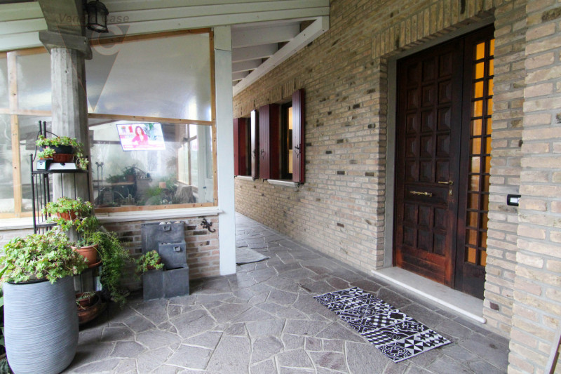 Nel cuore tranquillo di Cona proponiamo in vendita un villino di prestigio di circa 187 mq, una c...