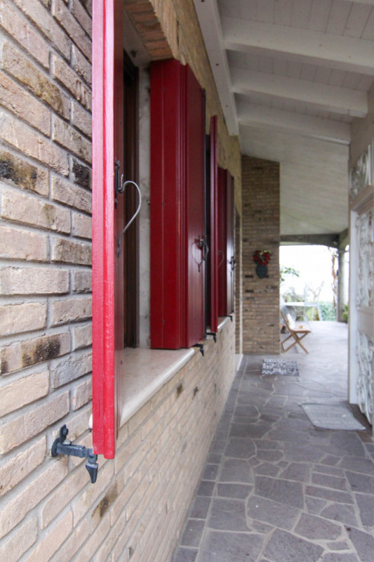 Nel cuore tranquillo di Cona proponiamo in vendita un villino di prestigio di circa 187 mq, una c...