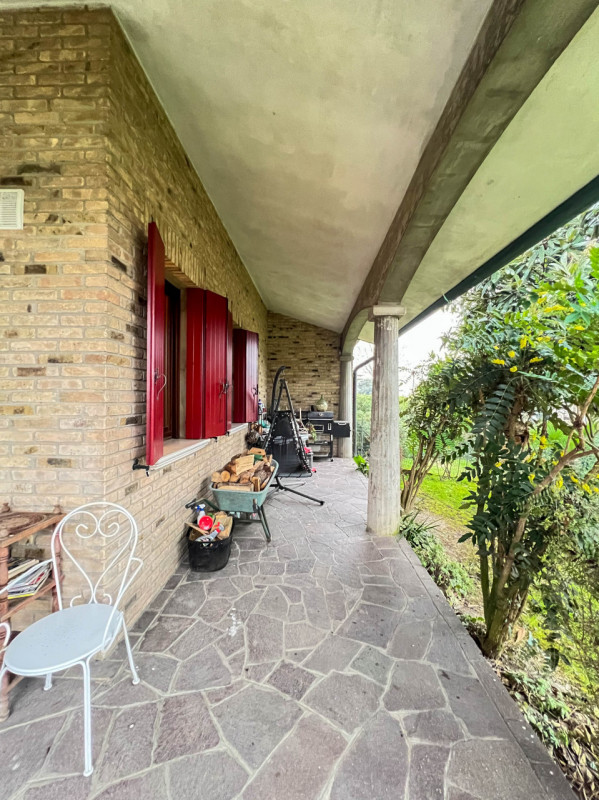 Nel cuore tranquillo di Cona proponiamo in vendita un villino di prestigio di circa 187 mq, una c...