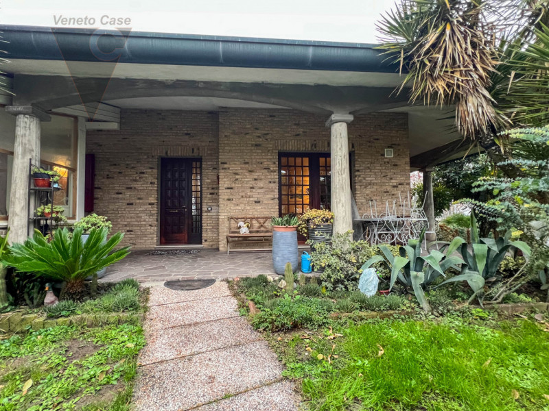 Nel cuore tranquillo di Cona proponiamo in vendita un villino di prestigio di circa 187 mq, una c...