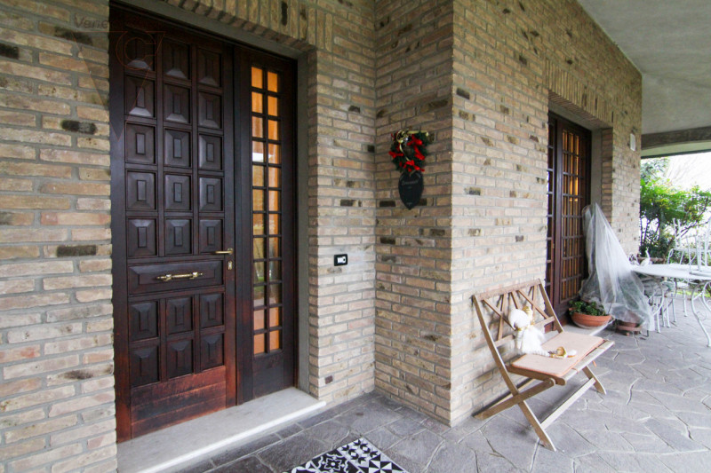 Nel cuore tranquillo di Cona proponiamo in vendita un villino di prestigio di circa 187 mq, una c...