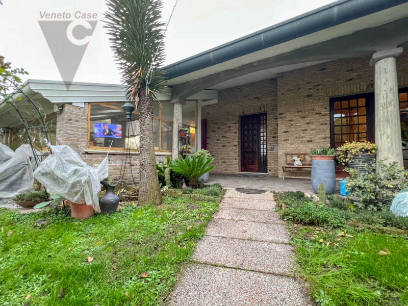 Nel cuore tranquillo di Cona proponiamo in vendita un villino di prestigio di circa 187 mq, una c...