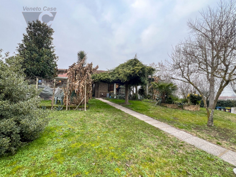 Nel cuore tranquillo di Cona proponiamo in vendita un villino di prestigio di circa 187 mq, una c...