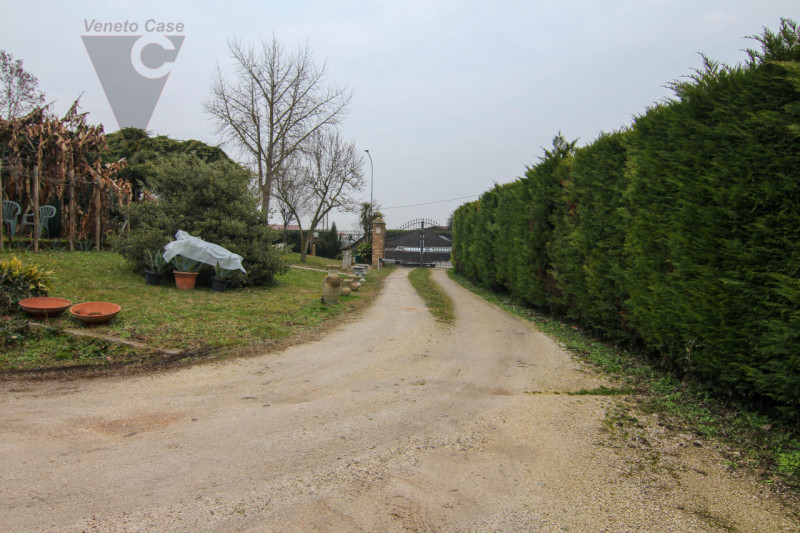 Nel cuore tranquillo di Cona proponiamo in vendita un villino di prestigio di circa 187 mq, una c...