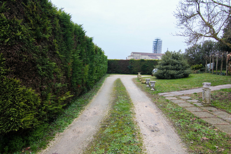 Nel cuore tranquillo di Cona proponiamo in vendita un villino di prestigio di circa 187 mq, una c...