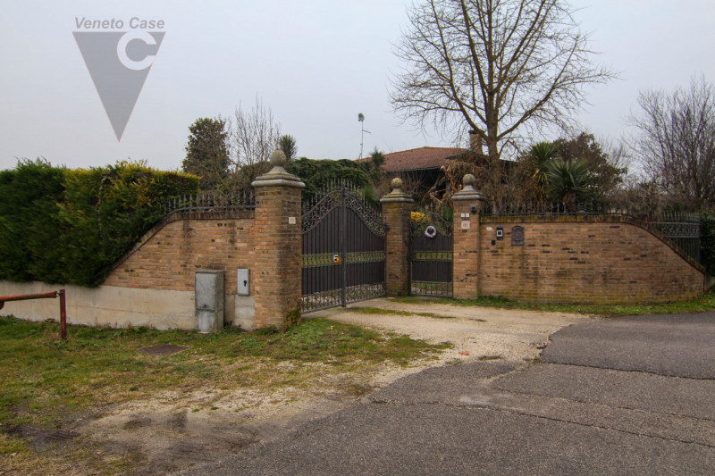 Nel cuore tranquillo di Cona proponiamo in vendita un villino di prestigio di circa 187 mq, una c...