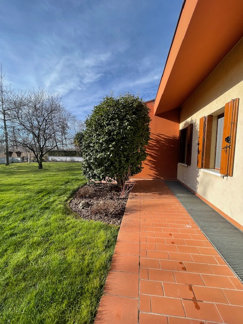 Cittadella vendesi casa singola con giardino di circa 1300 mq con impianto di irrigazione e robot...
